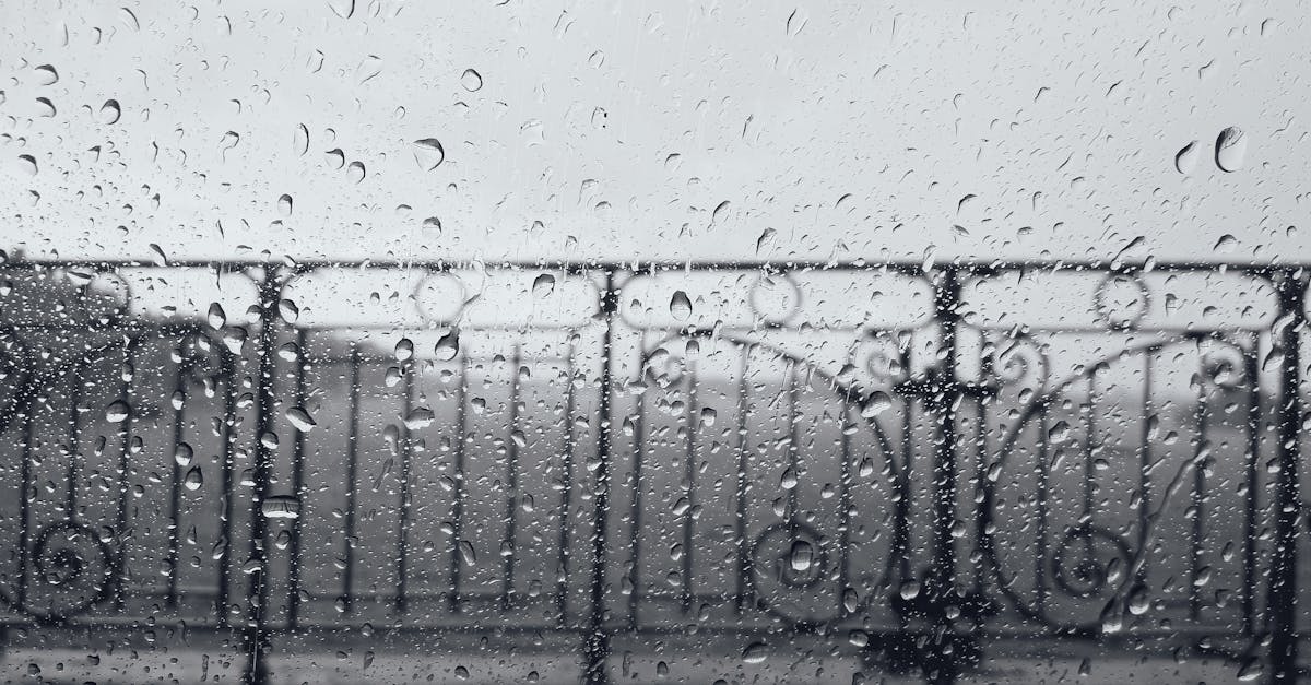 protection pluie pour balcon : solutions efficaces et esthétiques pour protéger votre balcon des intempéries tout en profitant de votre espace extérieur en toute saison.