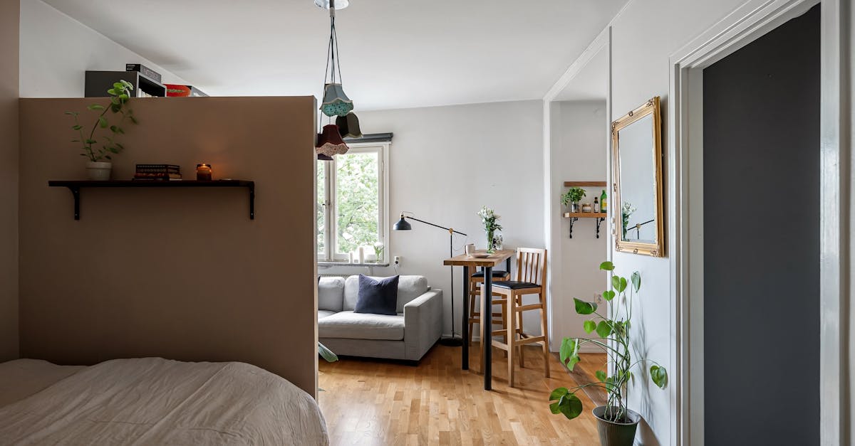 découvrez comment créer une chambre dans votre salon grâce à des astuces pratiques et design pour optimiser l'espace et préserver votre intimité.